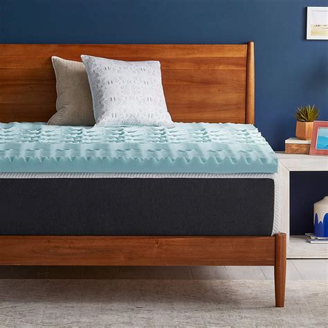 In addition to Kahn, we spoke to Lauri Leadley, a clinical sleep educator and president of Valley Sleep Center, and Byron Golub, the vice president of product and merchandising. . Best cooling mattress